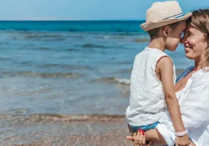 una madre e suo foglio sulle spiagge del mar rosso, pacchetto egitto di lusso