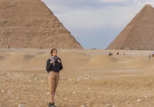 una donna davanti alle piramidi, viaggio organizzato egitto lusso