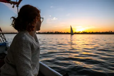 Crociera sul Nilo periodo migliore, una donna a bordo della crociera
