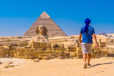 È sicuro andare in Egitto, un uomo davanti alle piramidi
