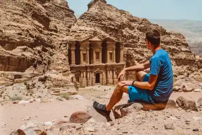 un uomo a petra, cosa vedere in giordania