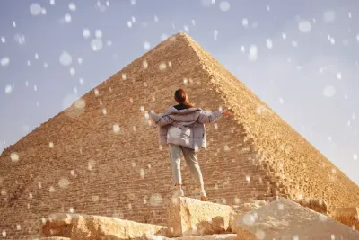 una donna davanti le piramidi in inverno , egitto a dicembre