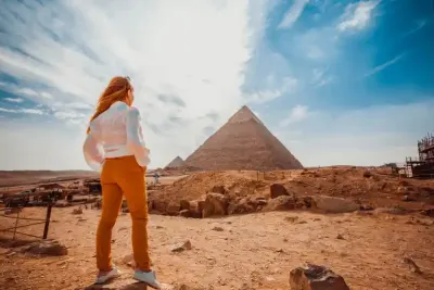 una donna turista nelle piramidi in Egitto , Egitto a febbraio