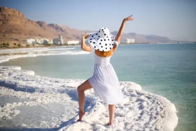 Giordania cosa visitare, una donna indossa un vestito bianco al mare