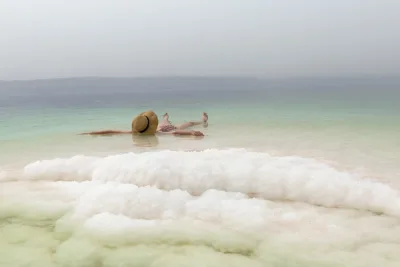 Cose da vedere in Giordania, Una donna al mare in giordania