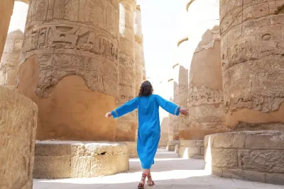 Clima in Egitto, una donna al karnak