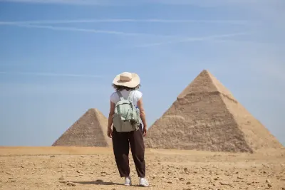 egitto consigli di viaggio, una donna davanti alle piramidi