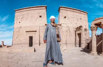 un uomo al tempio di edfu, capodanno in egitto