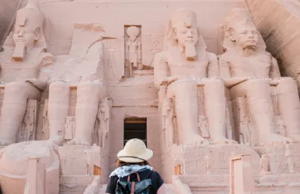 Escursione Abu Simbel e Assuan da Luxor, Una donna ad Abu simble