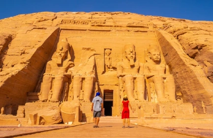 Escursione Abu Simbel e Assuan da Luxor, Una coppia ad Abu simble