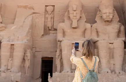 Escursione Abu Simbel e Assuan da Luxor, Una scatta la foto davanti ad Abu simble