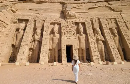 Escursione Abu Simbel e Assuan da Luxor, Una donna a un tempio ad Assuan