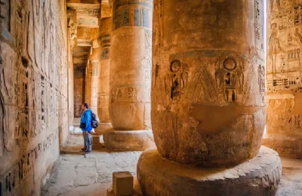 Escursione al Tempio di Karnak e Luxor, Un uomo a un tempio a Luxor