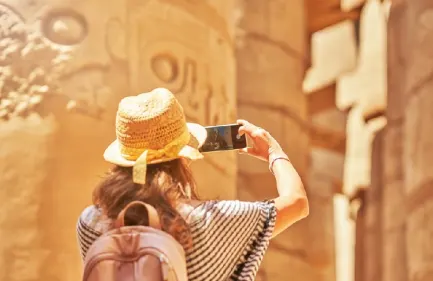 Escursione al Tempio di Karnak e Luxor, Un donna scatta la foto a luxor