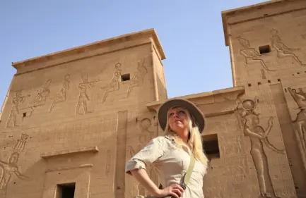 Escursione al Tempio di Karnak e Luxor, Un donna davanti al Karnak
