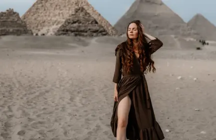 Escursione al Cairo da Luxor in Aereo, Una donna davanti alle piramidi
