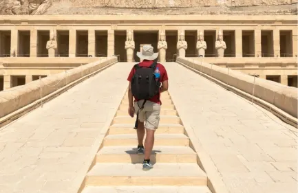 Escursione al Cairo da Luxor in Aereo, Un uomo alle scale di Luxor