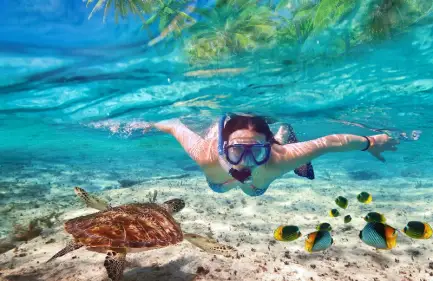 Escursione snorkeling Sharm El Naga Bay a Hurghada, una donna fa lo snorkeling