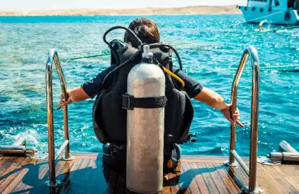 Escursione snorkeling Sharm El Naga Bay a Hurghada, Una donna si prepara a fare snorkeling
