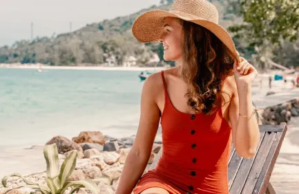 Escursione snorkeling Sharm El Naga Bay a Hurghada, Una donna sulla spiaggia del Mar Rosso