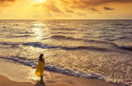 Escursione snorkeling Sharm El Naga Bay a Hurghada, Una donna sulla spiaggia al tramonto