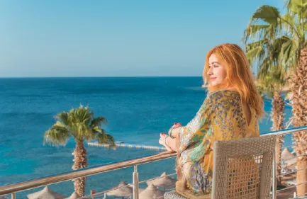 Escursione in Sottomarino Sindbad a Hurghada, una donna che siede a un Hotel davanti al mare
