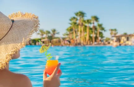 Escursione in Sottomarino Sindbad a Hurghada, Una donna che tiene il succo tra le mani e si siede sul mare