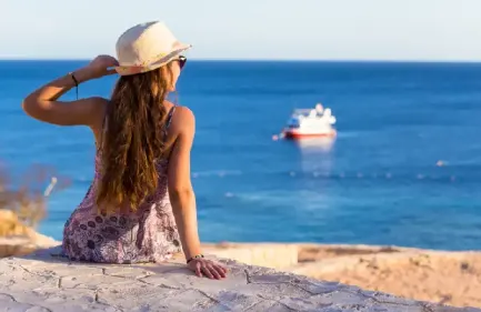 Esursione Semi Sottomarino Hurgada, una donna sulla spiaggia del mar rosso