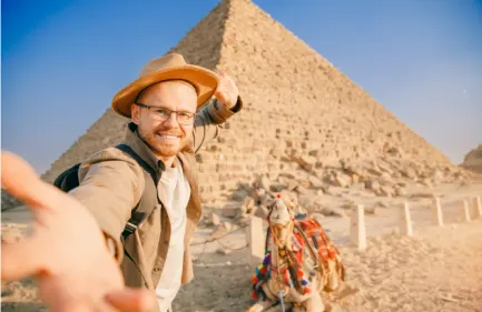 Motorata nel Deserto di Hurghada all’alban, una persona alle piramidi