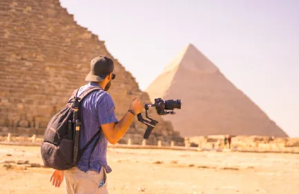 Motorata nel Deserto di Hurghada all’alban, un uomo con una camera a mano davanti alle piramidi