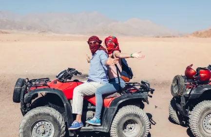 Escursione al Monastero Santa Caterina e Canyon Colorato da Sharm, una coppia al passegino da spiaggia