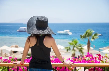 Escursione al Monastero Santa Caterina e Canyon Colorato da Sharm, una donna davanti al mar rosso