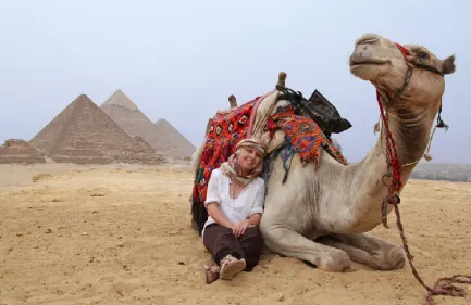 Escursioni da Sharm a il Cairo in aereo, Una donna accanto a un cammello alle piramidi