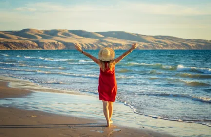 Tour su barca con fondo di vetro, una donna davanti al mar rosso