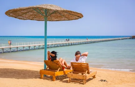 Tour su barca con fondo di vetro, Una coppia sulla spiaggia al mar rosso