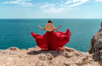 Tour su barca con fondo di vetro, Una donna indossa un vestito davanti a Sharm el Sheikh