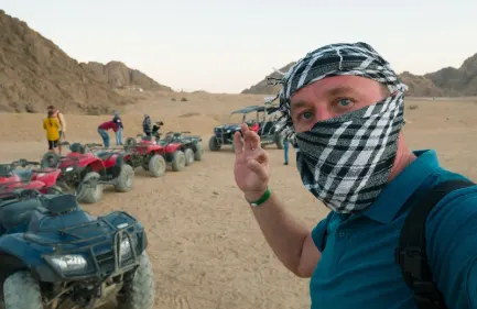 Tour di Motorata e Cammellata e Cena Beduina a Sharm, un gruppo al deserto