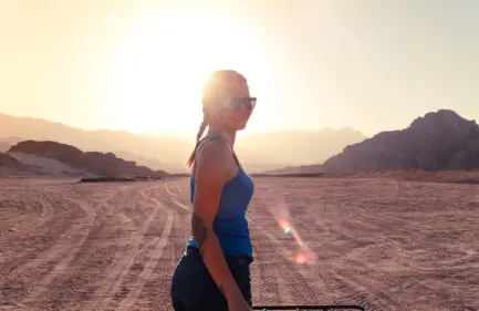 Tour di Motorata e Cammellata e Cena Beduina a Sharm, una donna al deserto a sharm