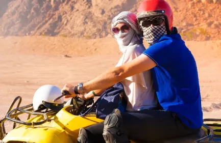 Tour di Motorata e Cammellata e Cena Beduina a Sharm, Una coppia al passegino da spiaggia