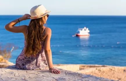Escursione Semi Sottomarino a Sharm el Sheikh, una donna sulla spiaggia di Sharm