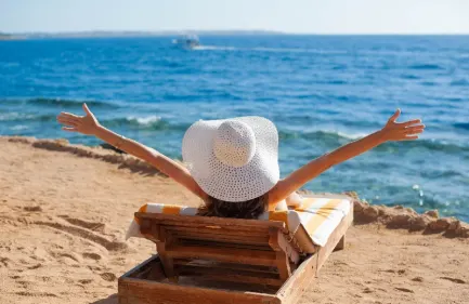 Escursione Semi Sottomarino a Sharm el Sheikh, Una donna siede alla sedia del mare a Sharm