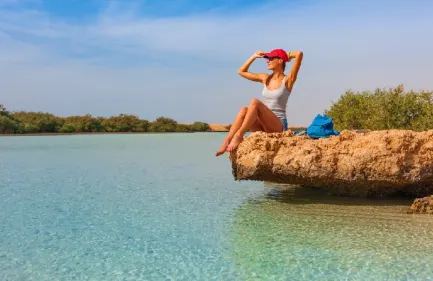 Snorkeling Ras Mohamed, una donna a una roccia a Ras Mohamed
