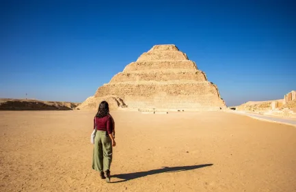 marsa alam e piramidi, una donna davanti alla piramide di Djoser a saqqara, marsa alam e piramidi