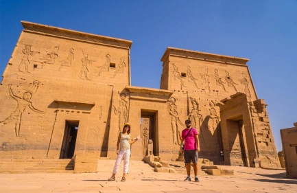 una coppia al tempio di edfu, viaggio in egitto organizzato