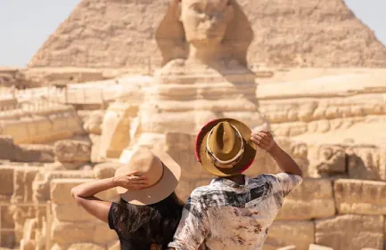 Una donna e un uomo visitano le piramidi, viaggio in egitto piramidi