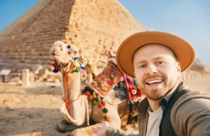 un uomo davanti alle piramidi, cairo e dahabeya sul nilo lusso