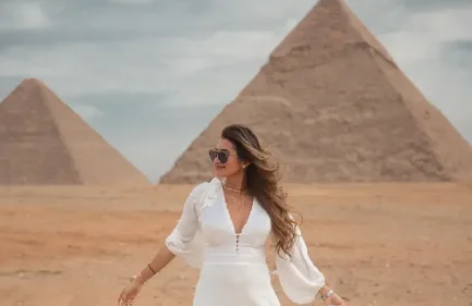 un donna visita le piramidi durante il suo tour in egitto tra cairo crociera e marsa alam