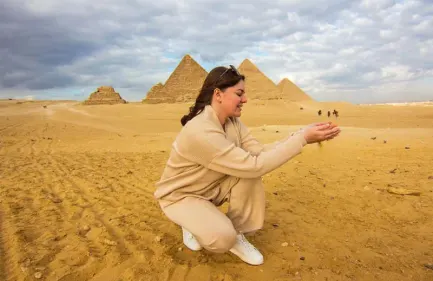 una donna visita le piramidi durante tour egitto