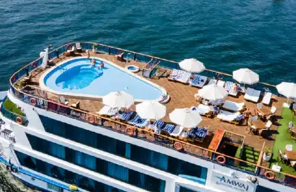 la piscina a bordo della crociera m.s Amwaj