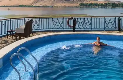 una donna nella piscina. crociera sul nilo luxor assuan